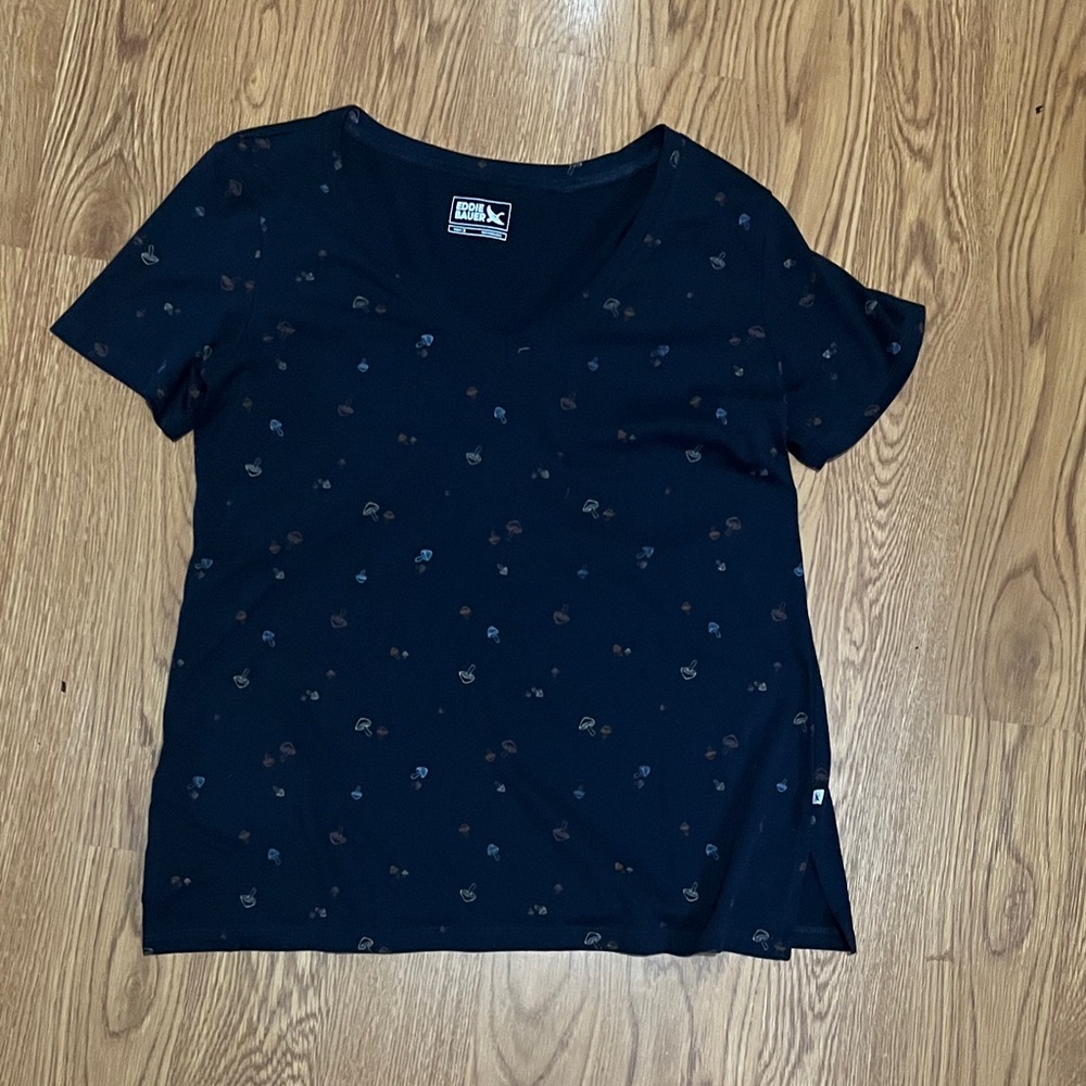 Eddie Bauer Women V-Neck T-Shirt Navy Blue with Mushroom Pattern